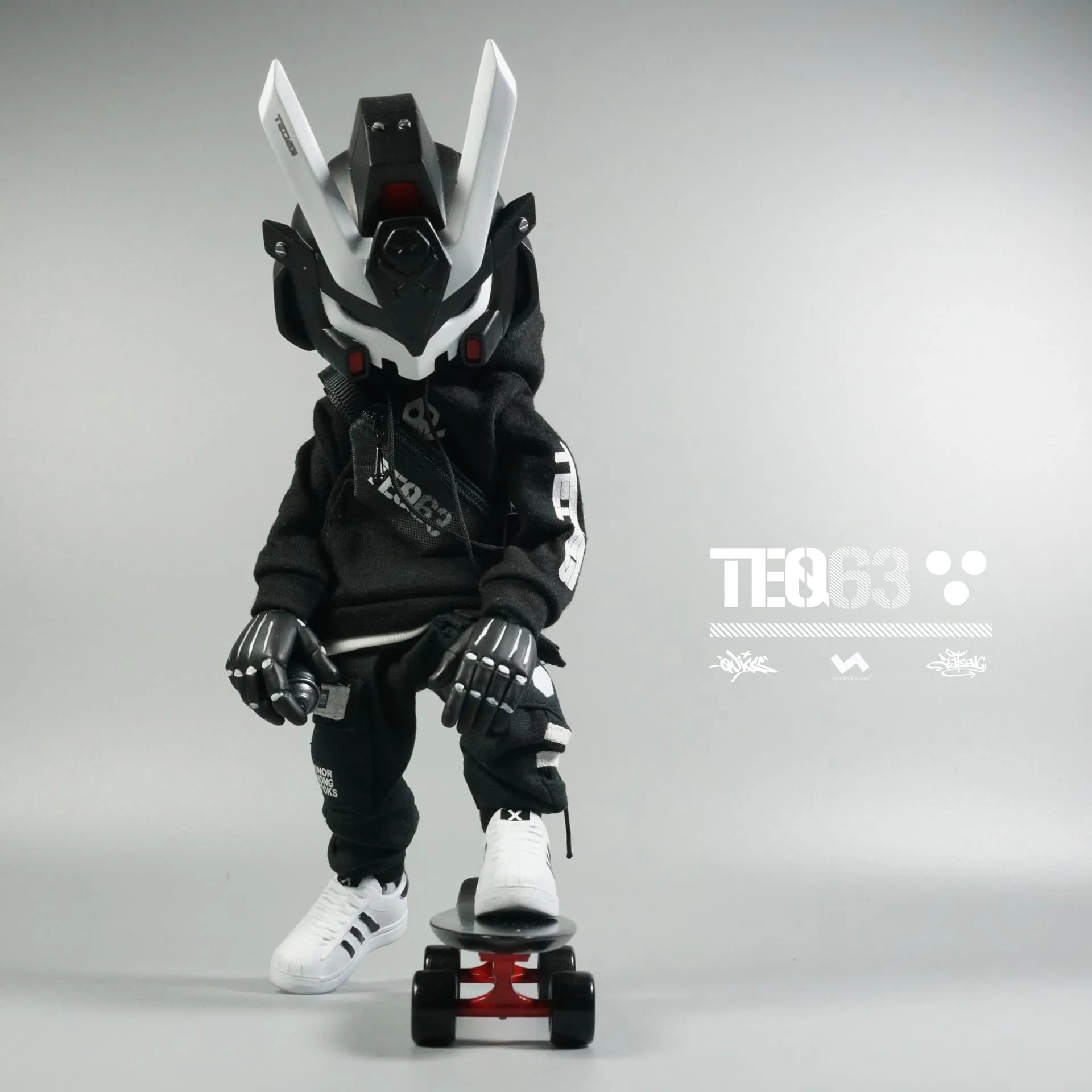 1:8 TEQ63 ACTION FIGURES