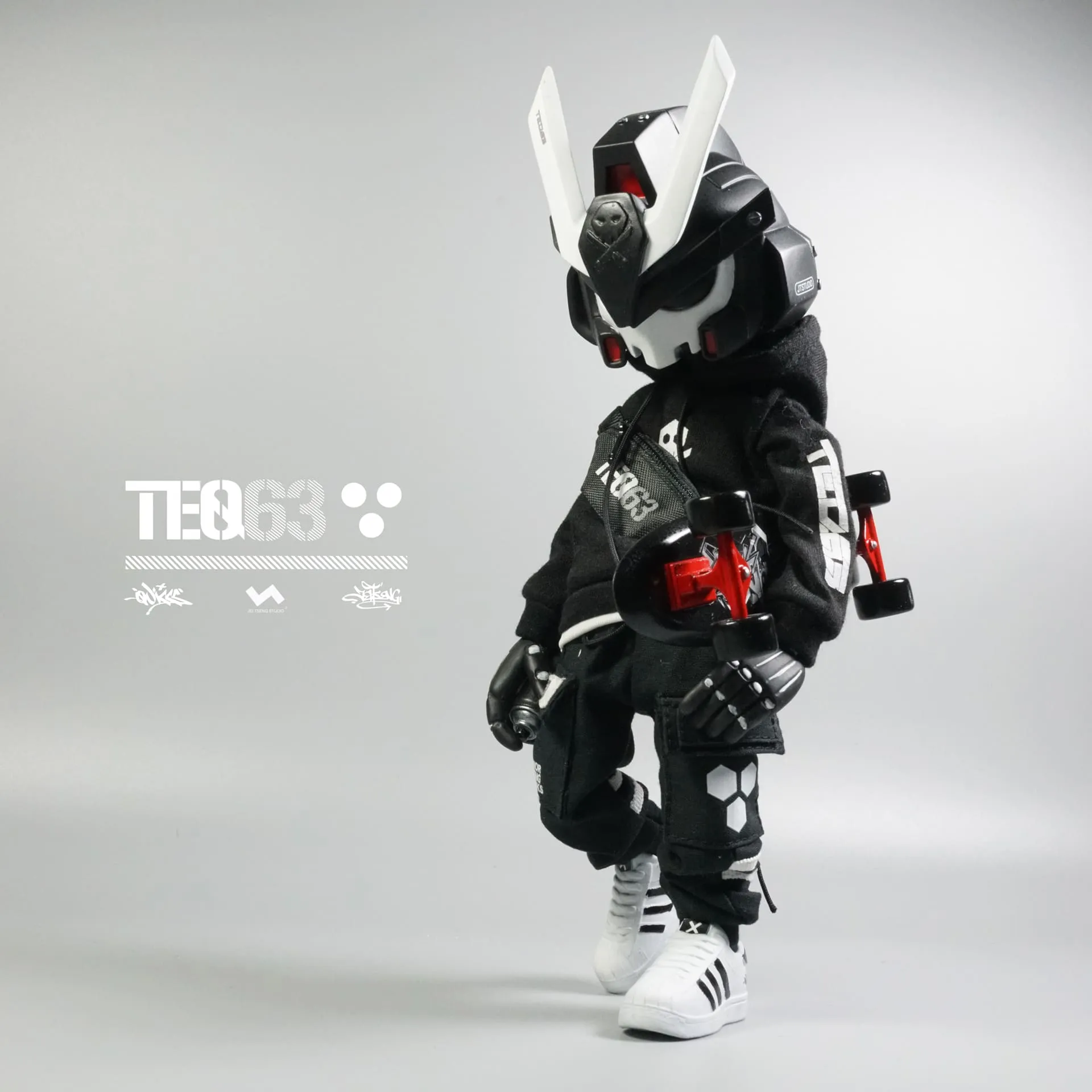 1:8 TEQ63 ACTION FIGURES