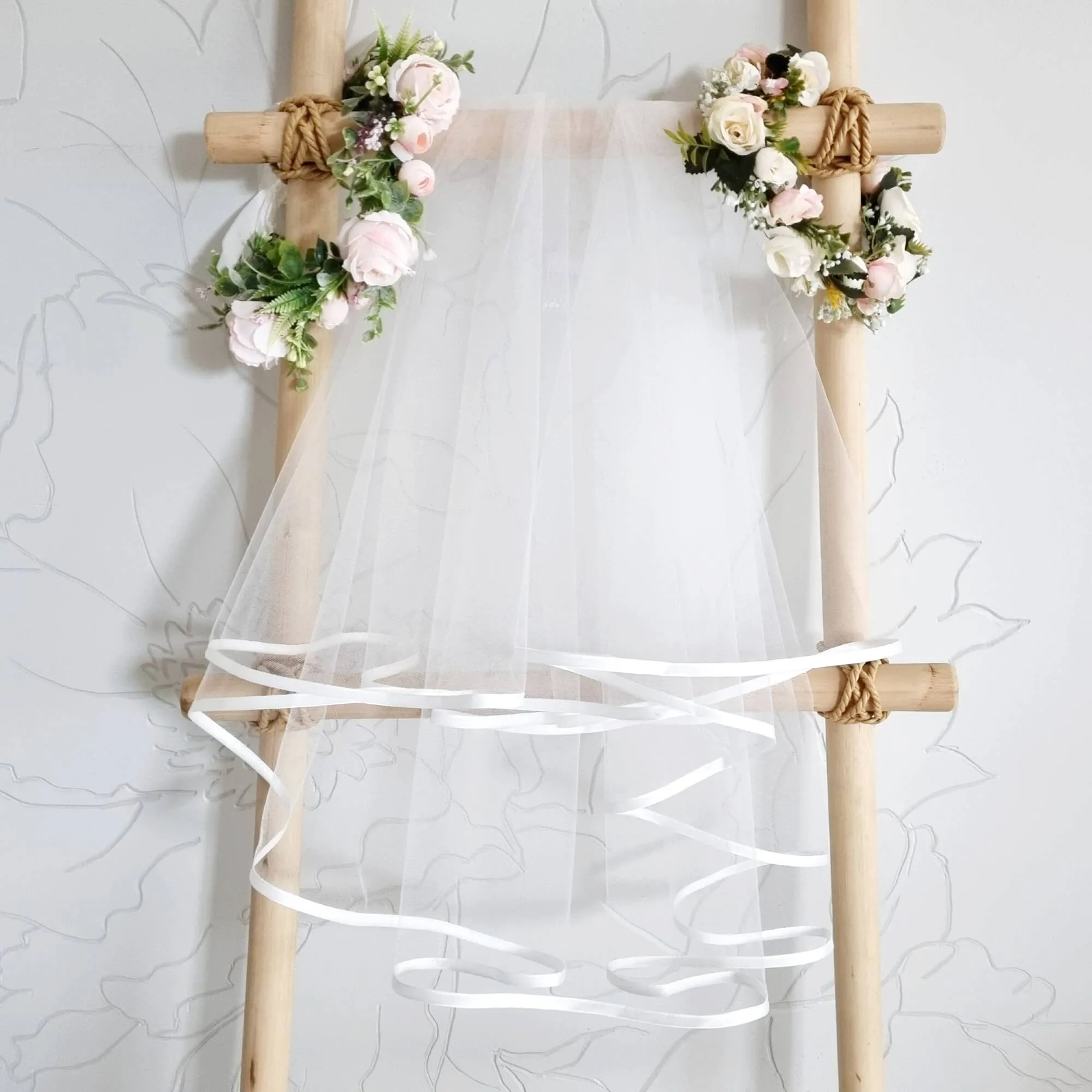 Cascade veil with trim