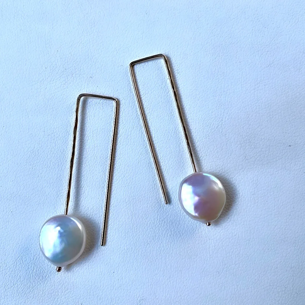 U earrings in white pearls