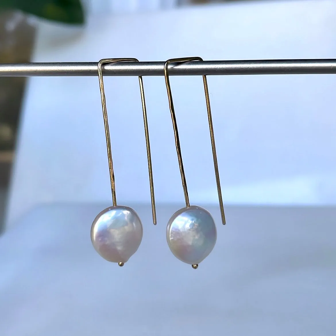 U earrings in white pearls